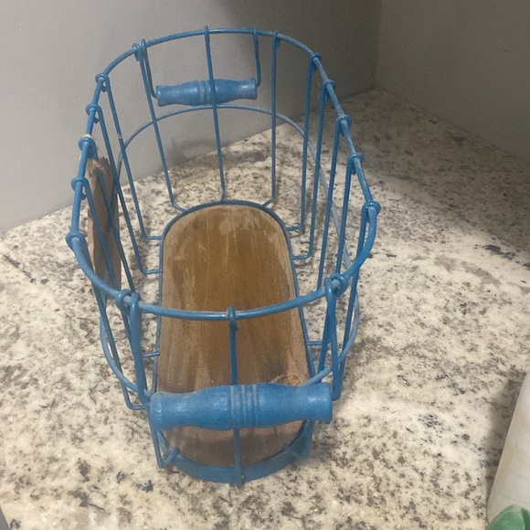 Blue wire basket - Picture 5 of 7
